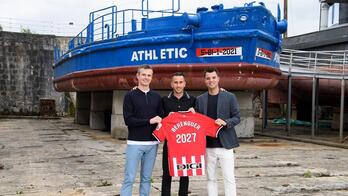 Álex Berenguer posa junto al presidente del Athletic Jon Uriarte y el director deportivo Mikel González.