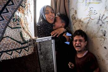 Niños palestinos tras el bombardeo israelí mientras se refugiaban en la escuela de la UNRWA en Nuseirat.