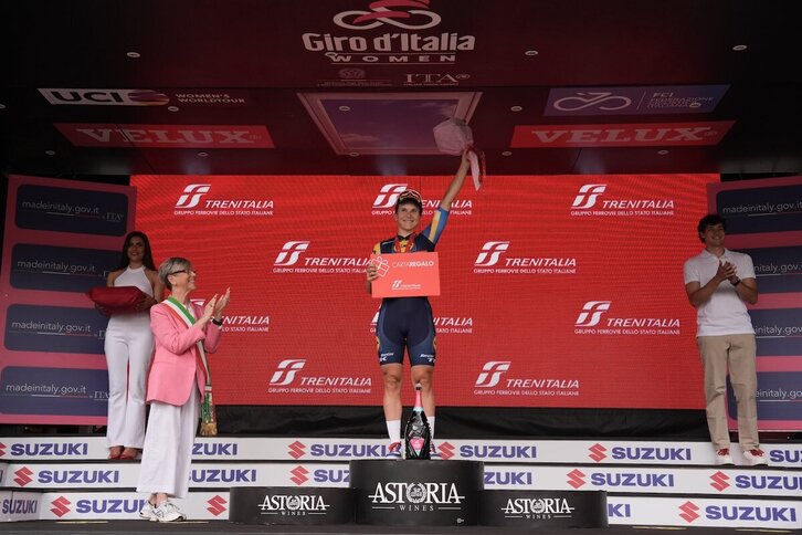 Elisa Longo Borghini, podiumean, Giroko lehen etapako garaile moduan.