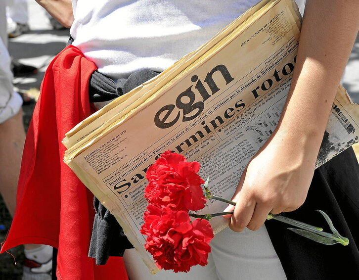 Un ejemplar de «Egin» de la época junto a dos claveles, durante el homenaje que se celebra todos los años en Sanfermines.