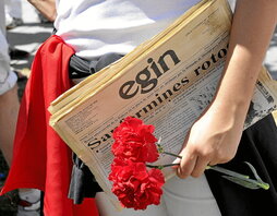 Un ejemplar de «Egin» de la época junto a dos claveles, durante el homenaje que se celebra todos los años en Sanfermines.
