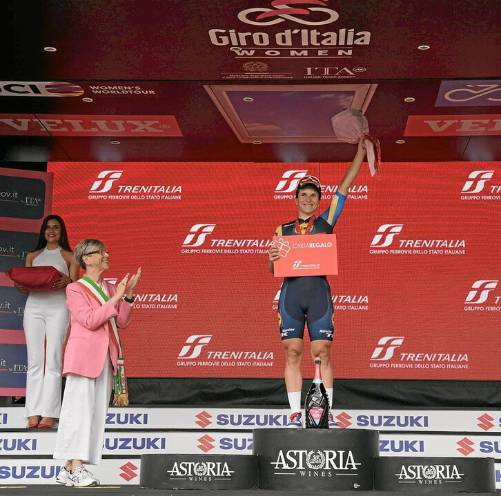 Elisa Longo Borghini, podiumean, Giroko lehen etapan garaile aterata.
