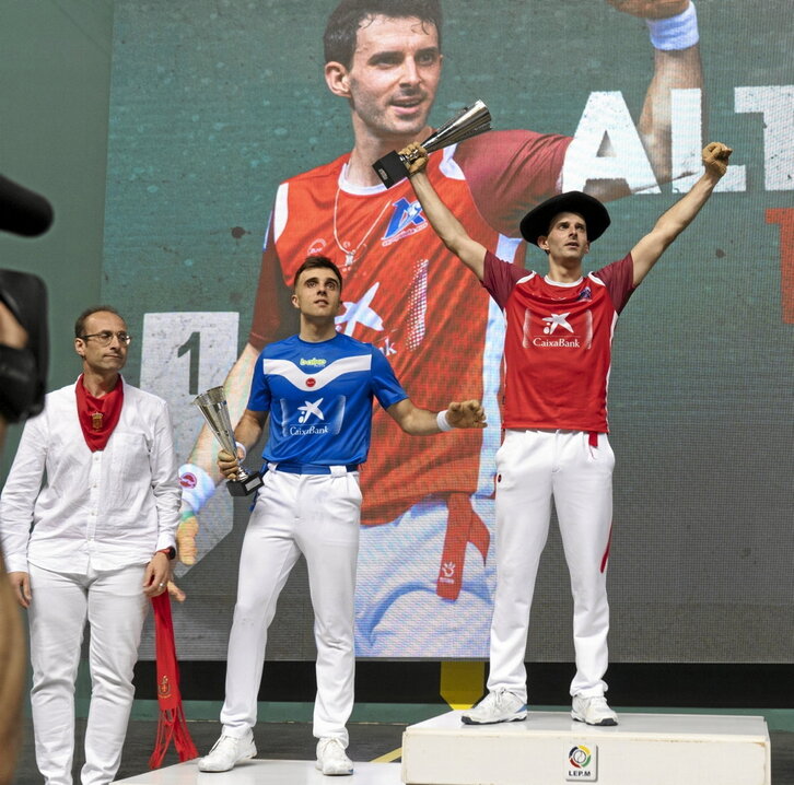 Jon Ander Peña y Jokin Altuna, durante la ceremonia de entrega de trofeos.