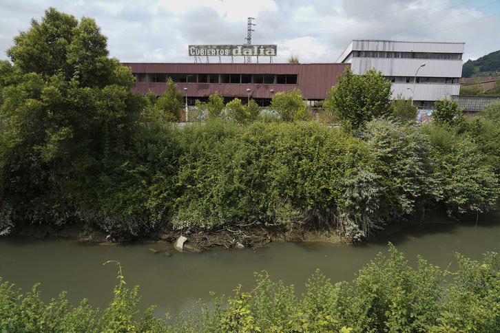 Antigua fábrica de Dalia, en Gernika-Lumo, donde se proyecta construir una de las dos sedes del proyecto Guggenheim Urdaibai.