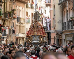 La figura de San Fermín, a su paso por la calle San Antón, en la procesión de ayer.