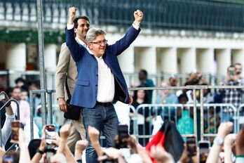 El líder de la Francia Insumisa, Jean-Luc Melenchon, celebra la victoria del Nuevo Frente Popular en París.