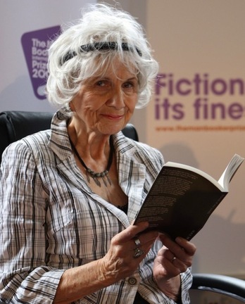 Alice Munro, con una de sus obras, cuando recibió el Premio Man Booker en 2009 en Dublín.
