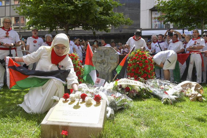 Ofrenda floral a Germán, este año maracada por el genocidio que se está cometiendo en Palestina.