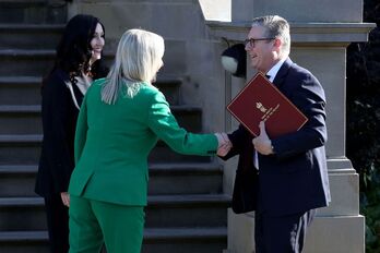 La ministra principal norirlandesa, Michelle O'Neill, y la vice ministra principal, Emma Little-Pengelly, reciben a Keir Starmer en Stormont.