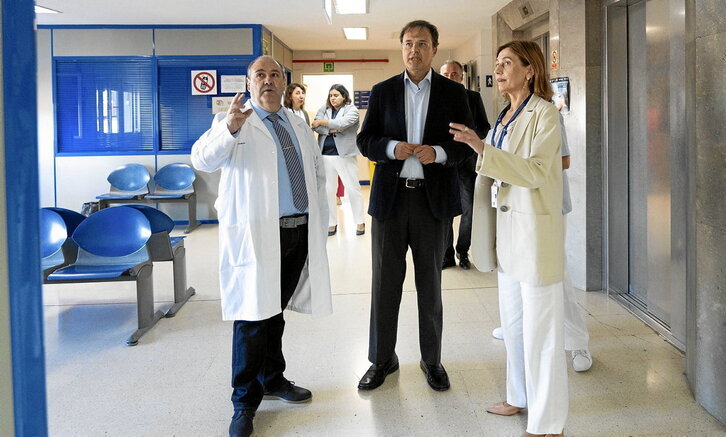 El consejero de Salud, Alberto Martínez, visitó ayer su ambulatorio y recibió diversas explicaciones.