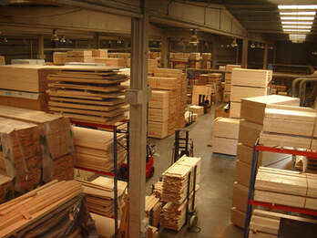 Instalaciones de Tablev, empresa dedicada a fabricar tablones de madera.