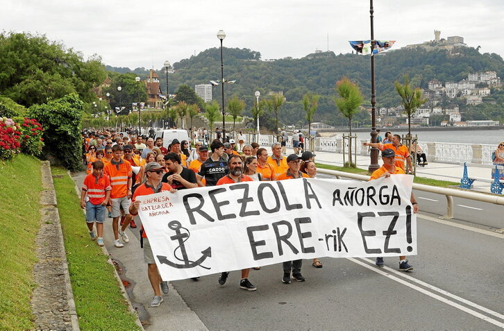 Manifestación protagonizada por la plantilla de Rezola de Añorga por Donostia.