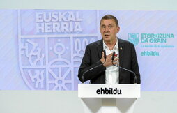 Arnaldo Otegi -en la foto en un acto reciente- destacó ayer que Imanol Pradales ya marca diferencias con Iñigo Urukullu.