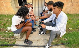Estudiantes palestinos y cubanos en La Habana. A la derecha, Motee Almashar.