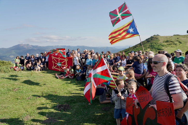 La Iniciativa Camino de los Pirineos de Gure Esku reunió a independentistas vascos y catalanes en Jaizkibel.