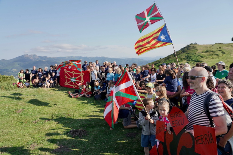 Iniciativa Camino de los Pirineos de gure Esku reunió a los independentismos vasco y catalán en Jaizkibel.