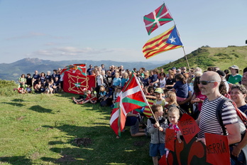 Iniciativa Camino de los Pirineos de gure Esku reunió a los independentismos vasco y catalán en Jaizkibel.