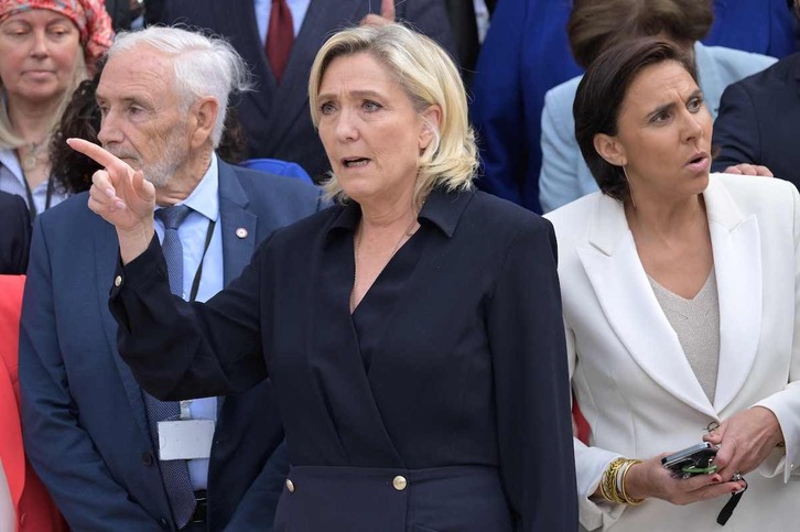 Le Pen, con otros diputados de ultraderecha este miércoles en la Asamblea Nacional.
