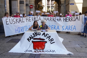 Kaleko Afari Solidarioaren kideak bildu dira Donostiko Konstituzio plazan.