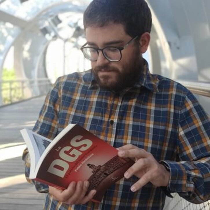 Pablo Alcántara, con su libro.