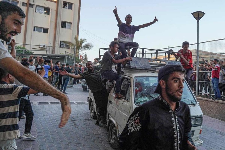 Palestinos llevan en un vehículo a heridos en un bombardeo de Israel en Gaza.