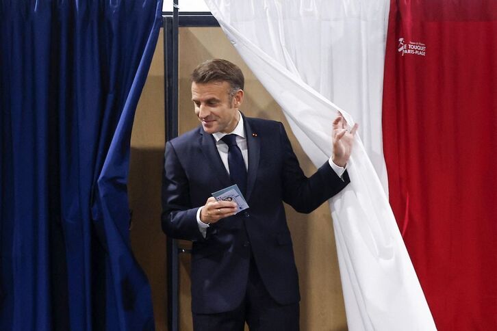 Emmanuel Macron tras depositar de voto en las elecciones del domingo.