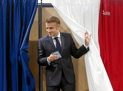 Emmanuel Macron tras depositar de voto en las elecciones del domingo.