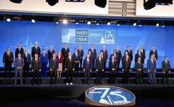Foto de familia de los jefes de Estado y de Gobierno de los países socios de la OTAN.