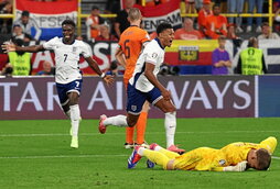 Ollie Watkins, autor del definitivo gol de Inglaterra, corre eufórico a celebrar el triunfo.