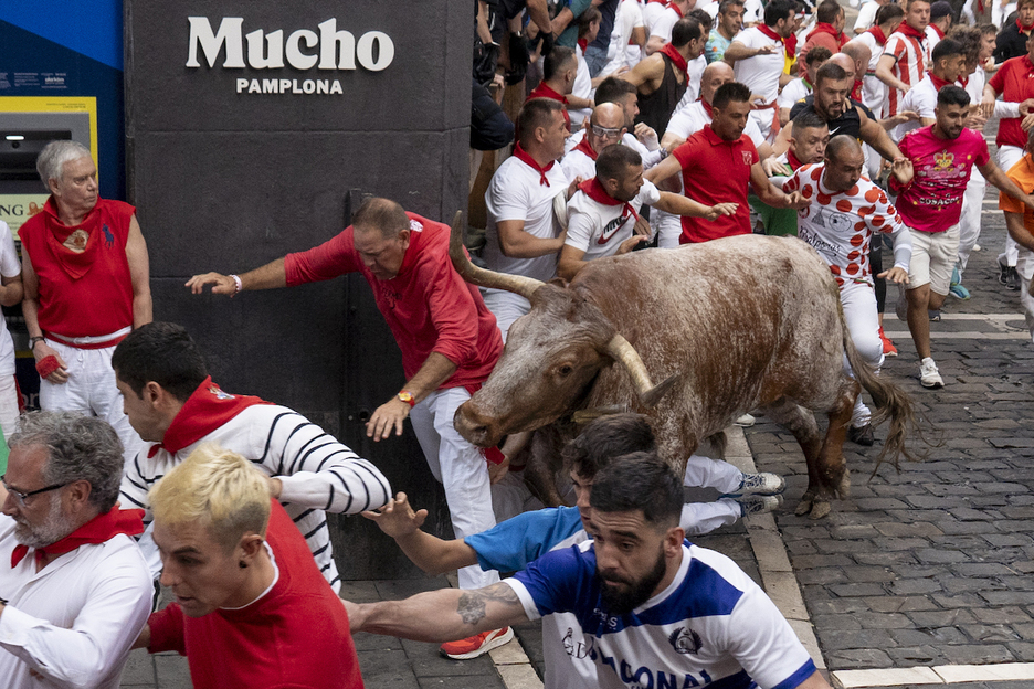 Golpe de un cabestro a la entrada a Estafeta, curiosamente por la parte izquierda, muy inhabitual.