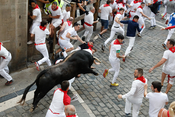El toro más adelantado no corría, saltaba al final de Santo Domingo.