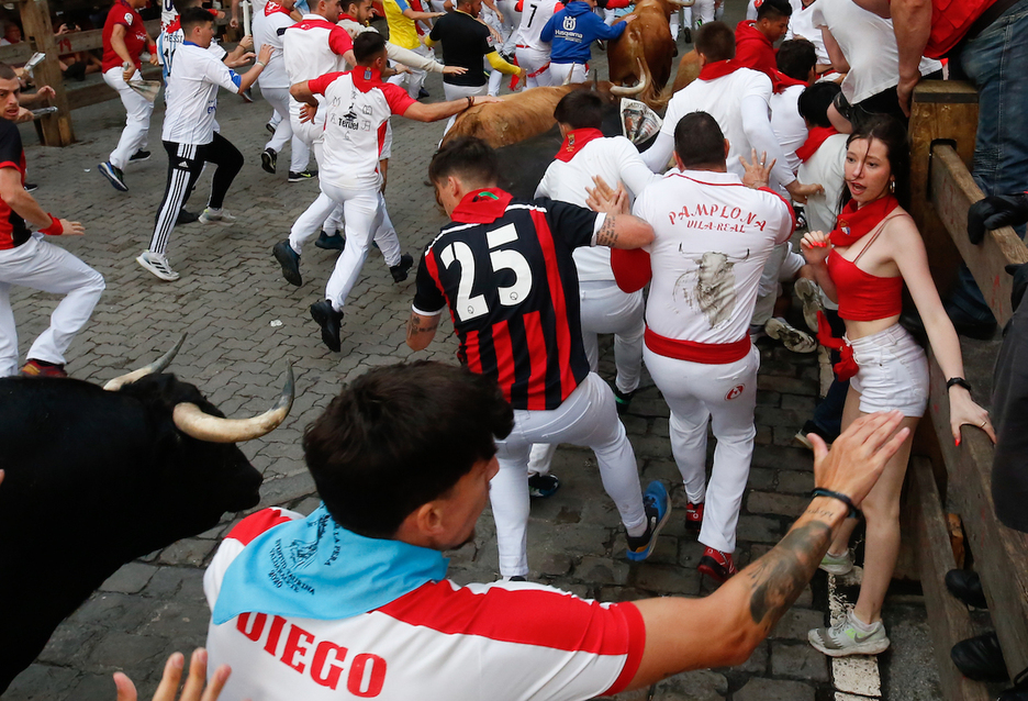 Cruce de miradas entre toro y corredora, frente a frente en Telefónica.