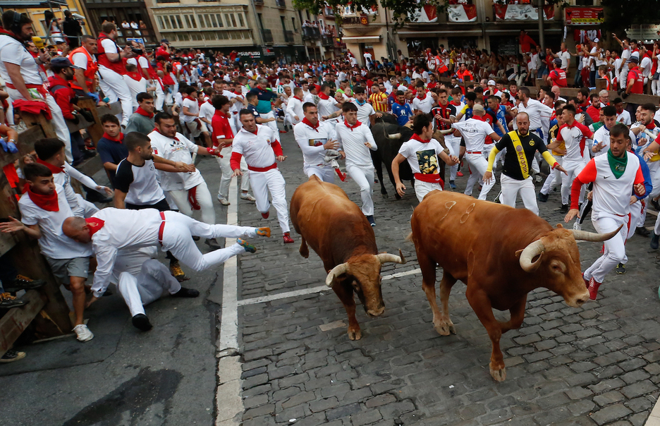 Los colorados dejan un pequeño montón a su derecha.