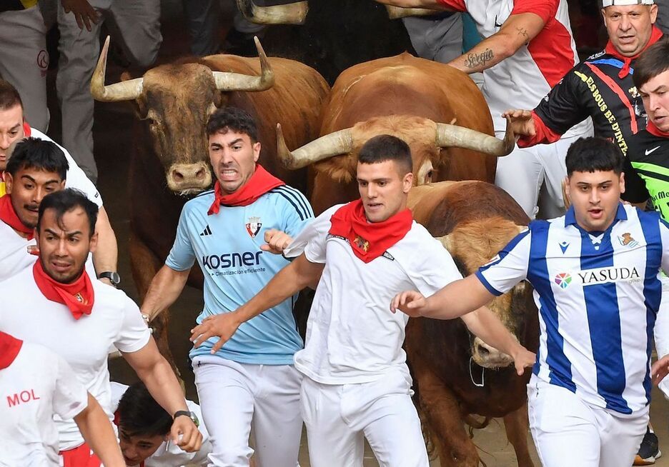 Osasuna y Real, competencia sana ante las astas.