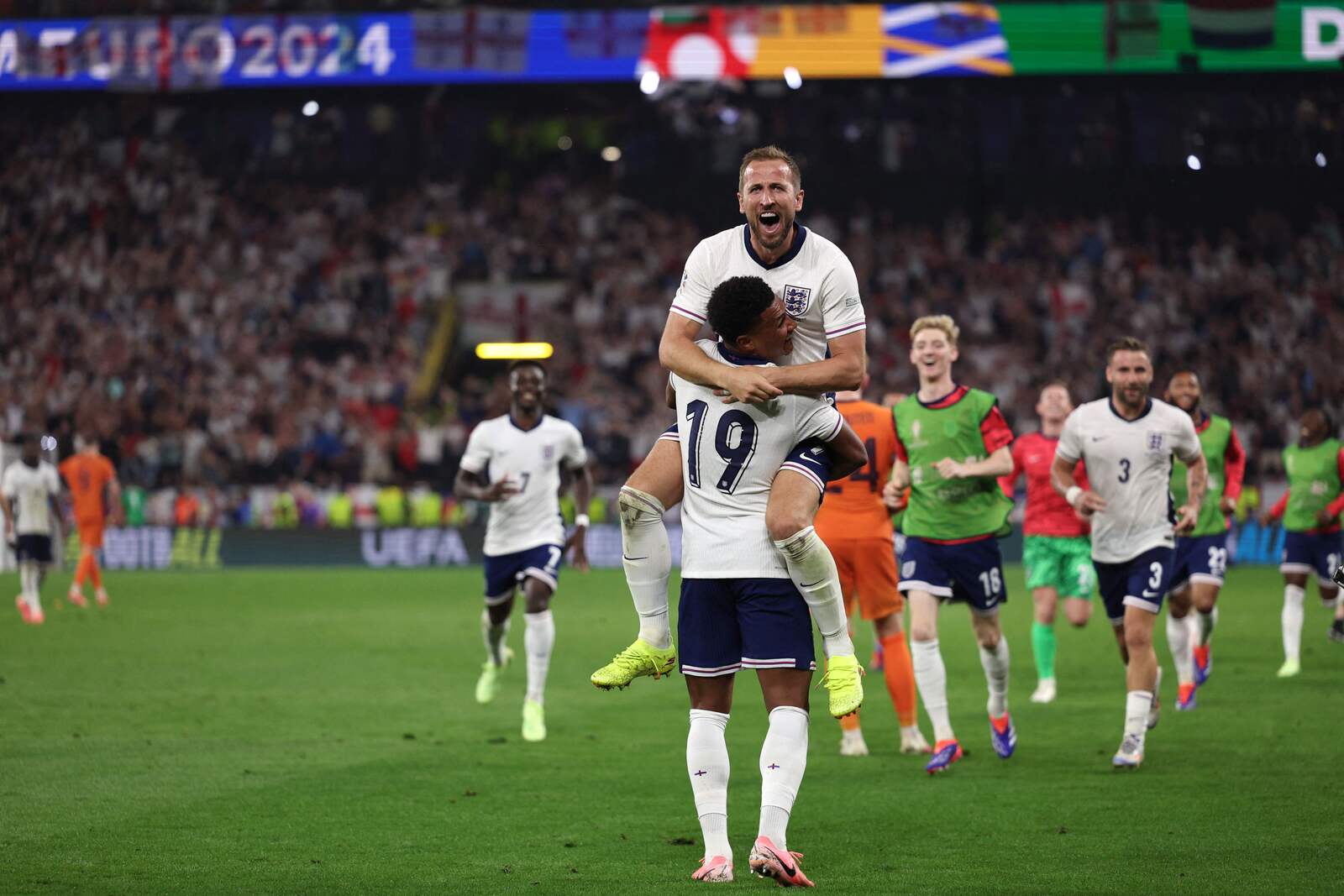 Inglaterra remontó ante Países Bajos con goles de Watkins y Kane. (Adrian DENNIS / AFP)