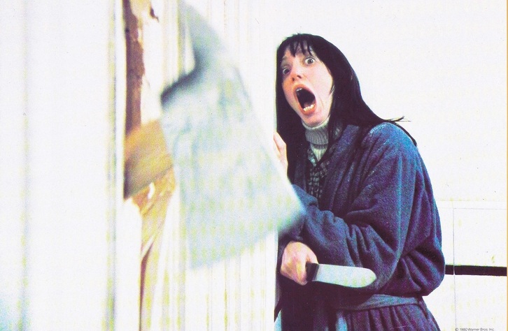 Shelley Duvall en el papel de Wendy Torrance, encerrada en el baño mientras su marido destroza la puerta con un hacha, en una de las escenas más terroríficas de ‘El Resplandor’.