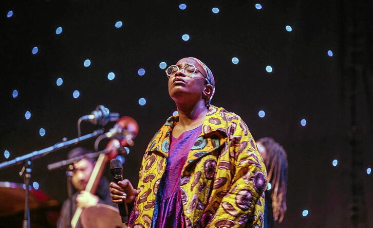 En la primera foto se ve a Cécile McLorin Salvant.