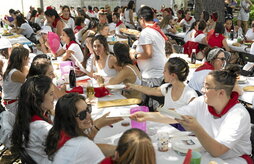 Comida popular de Feministok Fest, a la que acudieron 180 personas.