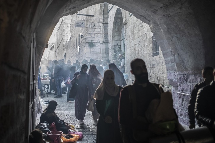 Palestinos caminan por las calles de Jerusalén.