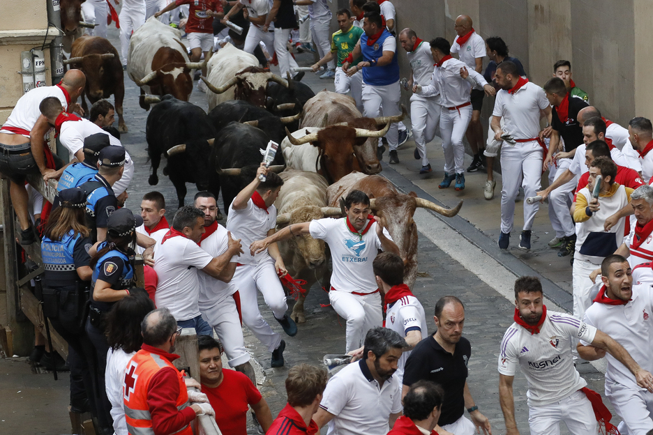 Los corredores se emplean a fondo en la cuesta de Santo Domingo. 