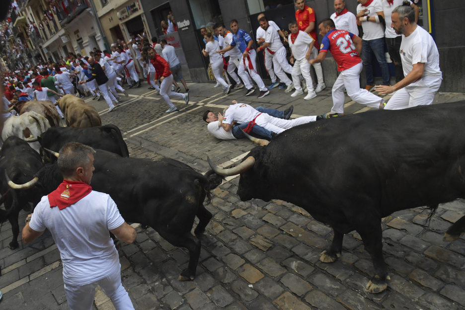 Dos corredores se han ido al suelo arrollados por la manada al inicio de la Estafeta.