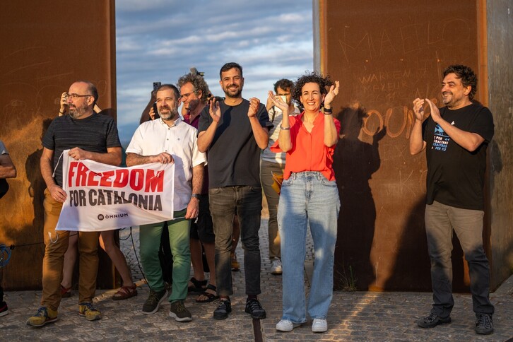 El primer recibimiento ha tenido lugar en Salses, Catalunya Nord, en la ‘Porta dels Països Catalans’.