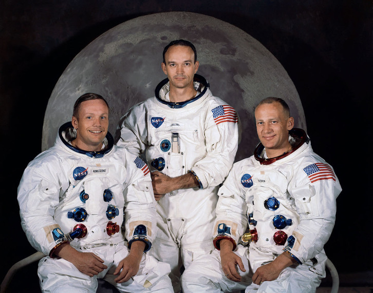Apollo 11 misioa osatu zuten astronautak. Ezkerretik eskuinera Neil A. Armstrong, Michael Collins eta Edwin E. Aldrin.