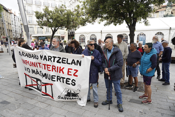Concentración celebrada por Salhaketa este viernes en Gasteiz para denunciar la muerte de un preso en la cárcel de Basauri.