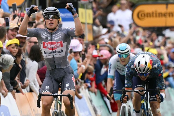 Philipsen celebra su triunfo en Pau, superando a Van Aert.