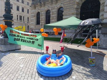 Movilización de la plantilla de Emtesport, que se ocupa de las piscinas de Bilbao Kirolak.