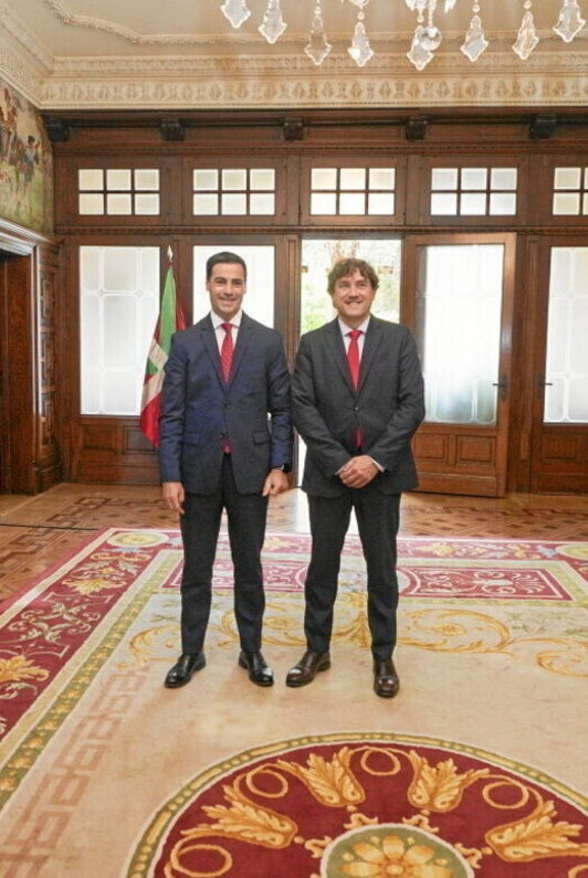 Imanol Pradales y Eneko Andueza posan en Ajuria Enea antes de la reunión.