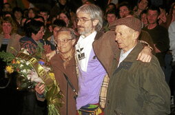 Recibimiento en Tolosa a Esteban Nieto tras su excarcelación;levantamiento del cadáver de Geresta; Aznar, acompañado de parte de su familia y de Mayor Oreja; y portada del 13 de abril.