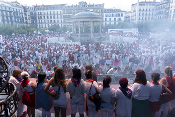 Concentración contra las agresiones sexistas celebrada en la Plaza del Castillo de Iruñea.