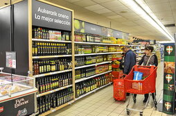 Sección del aceite en un supermercado de Donostia.